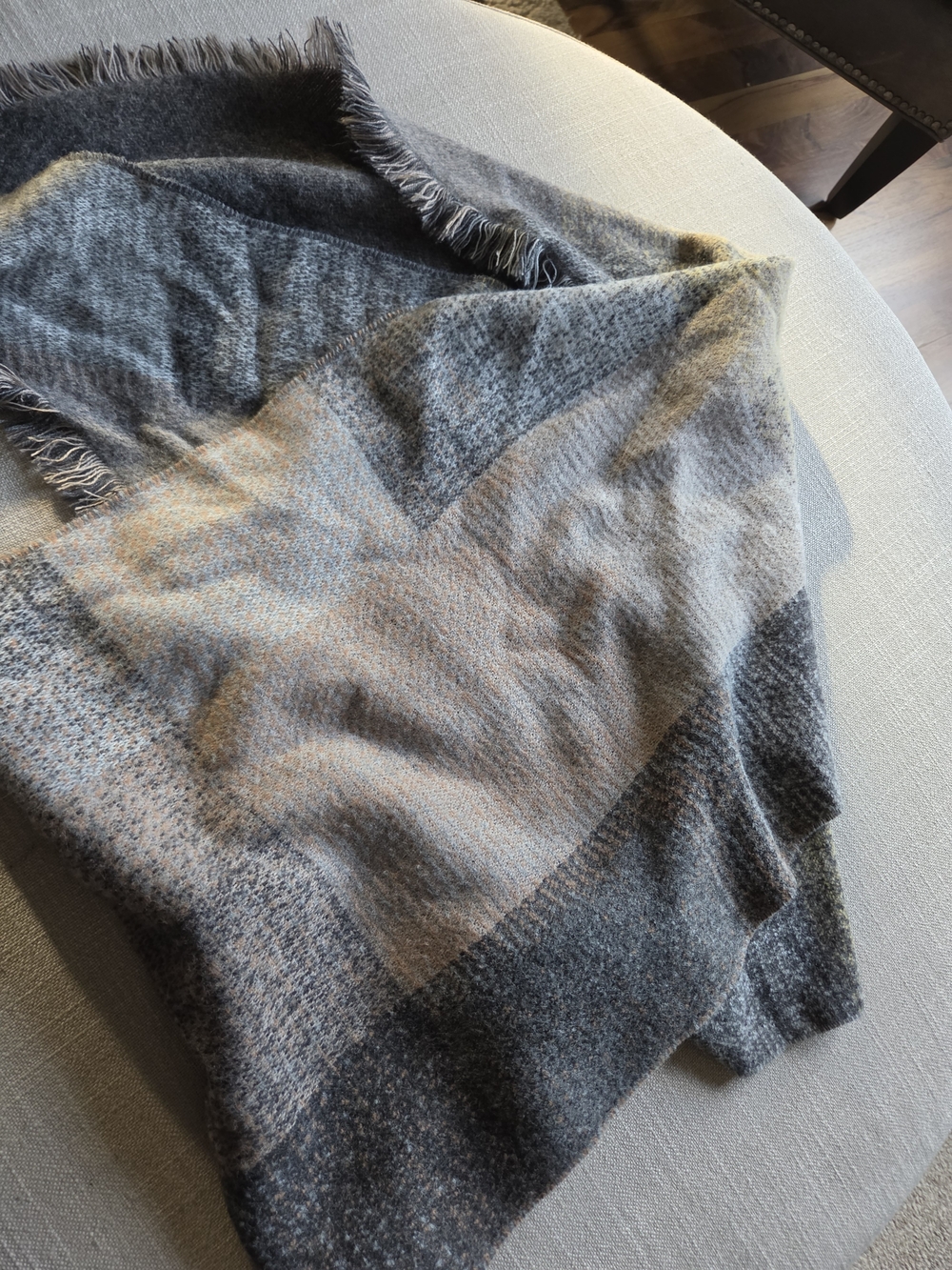 V FRAAS Grey Beige Plaid Blanket Scarf Wrap